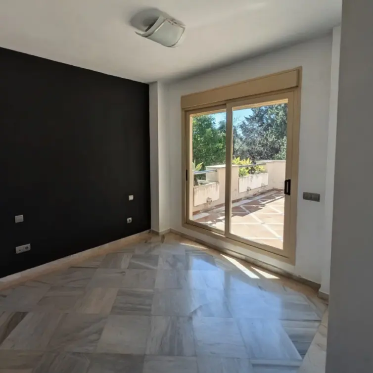 Sale of middle floor apartment in Aloha