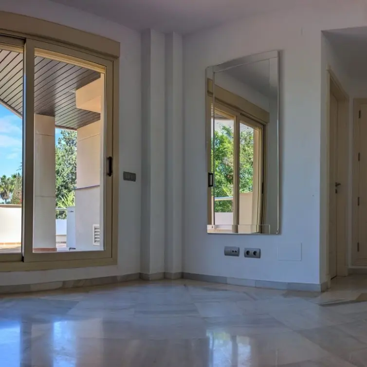 Sale of middle floor apartment in Aloha