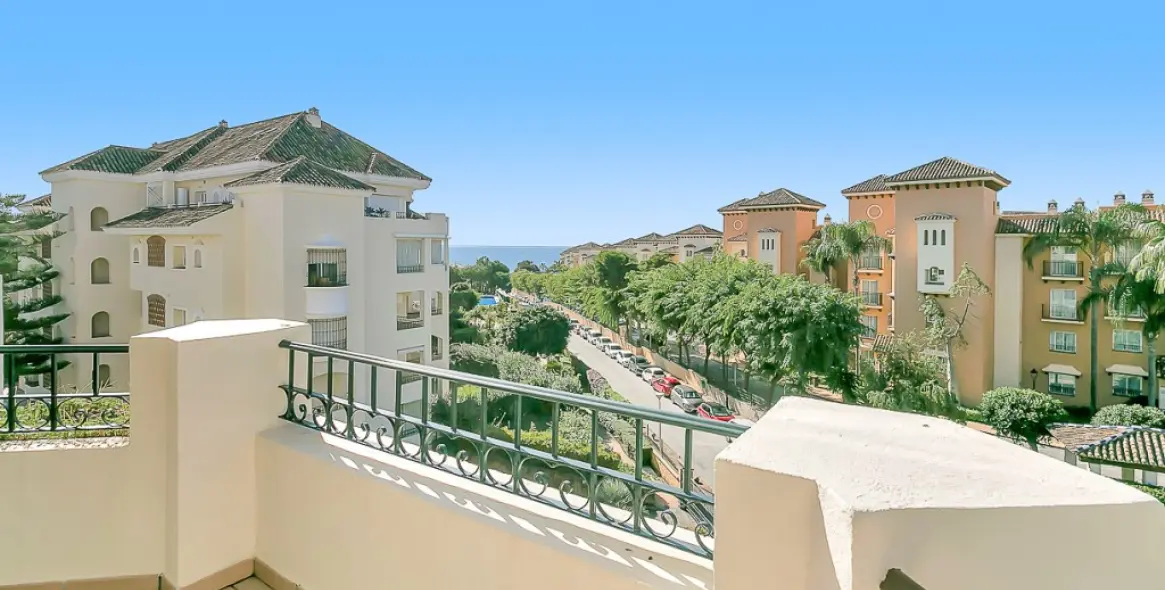 Venta de apartamento en planta media en Marbella 1