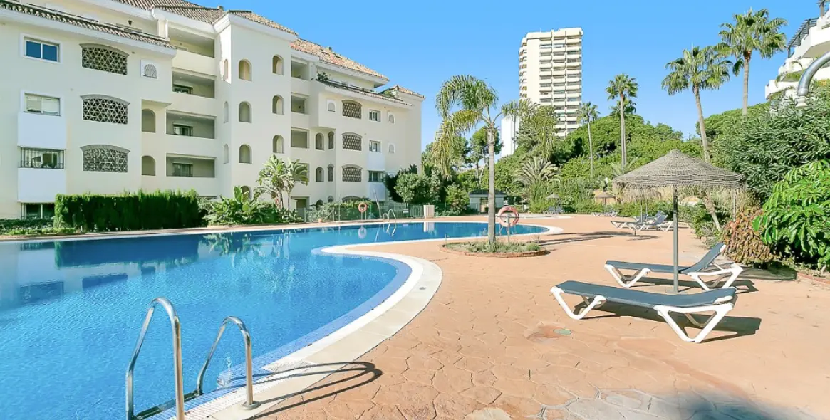 Venta de apartamento en planta media en Marbella 2