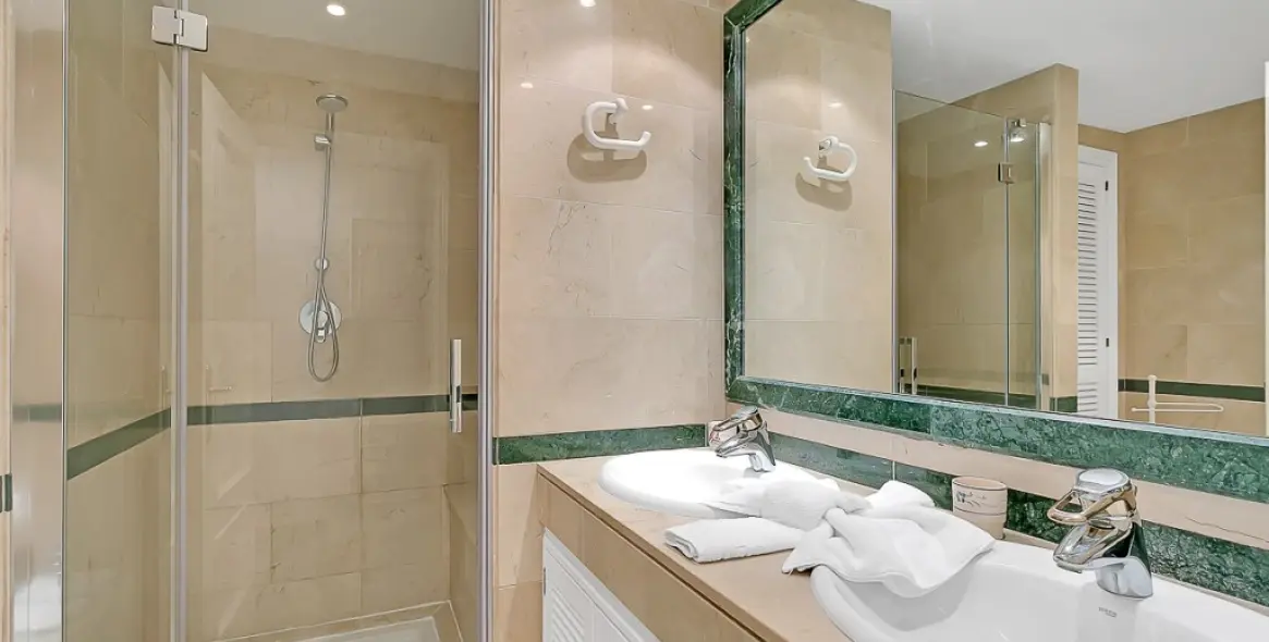 Venta de apartamento en planta media en Marbella 17