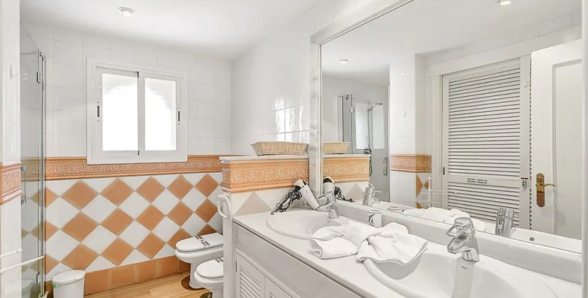 Venta de apartamento en planta media en Marbella 20