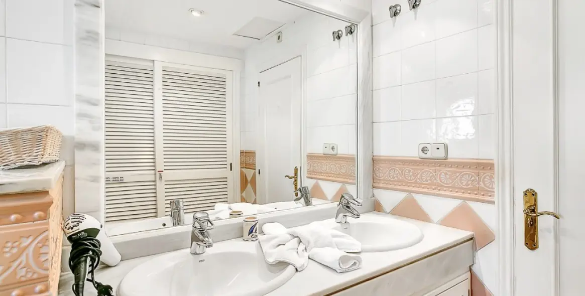 Venta de apartamento en planta media en Marbella 21