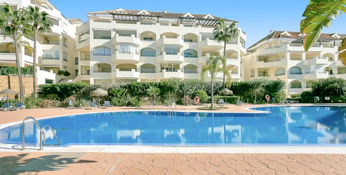 Venta de apartamento en planta media en Marbella 25