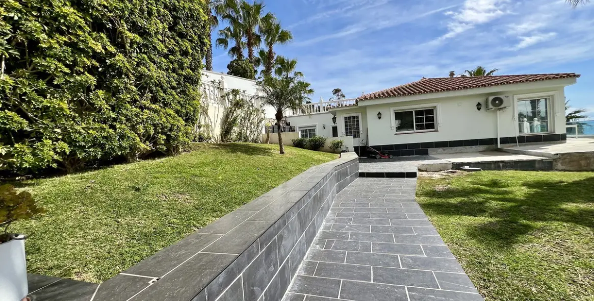 Sale of detached villa in El Chaparral 20