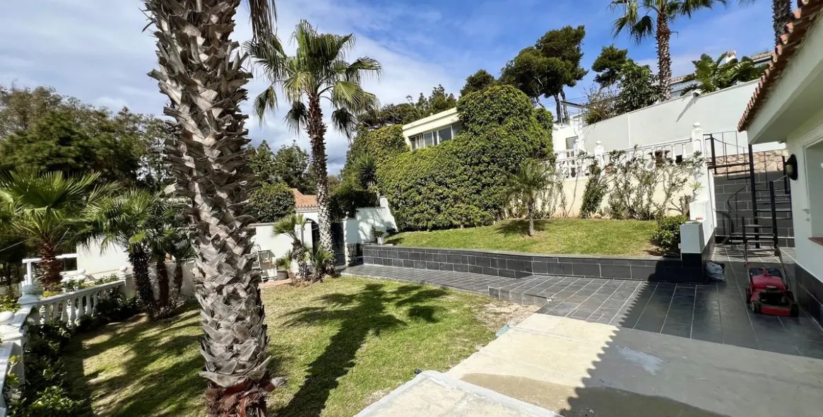 Sale of detached villa in El Chaparral 51