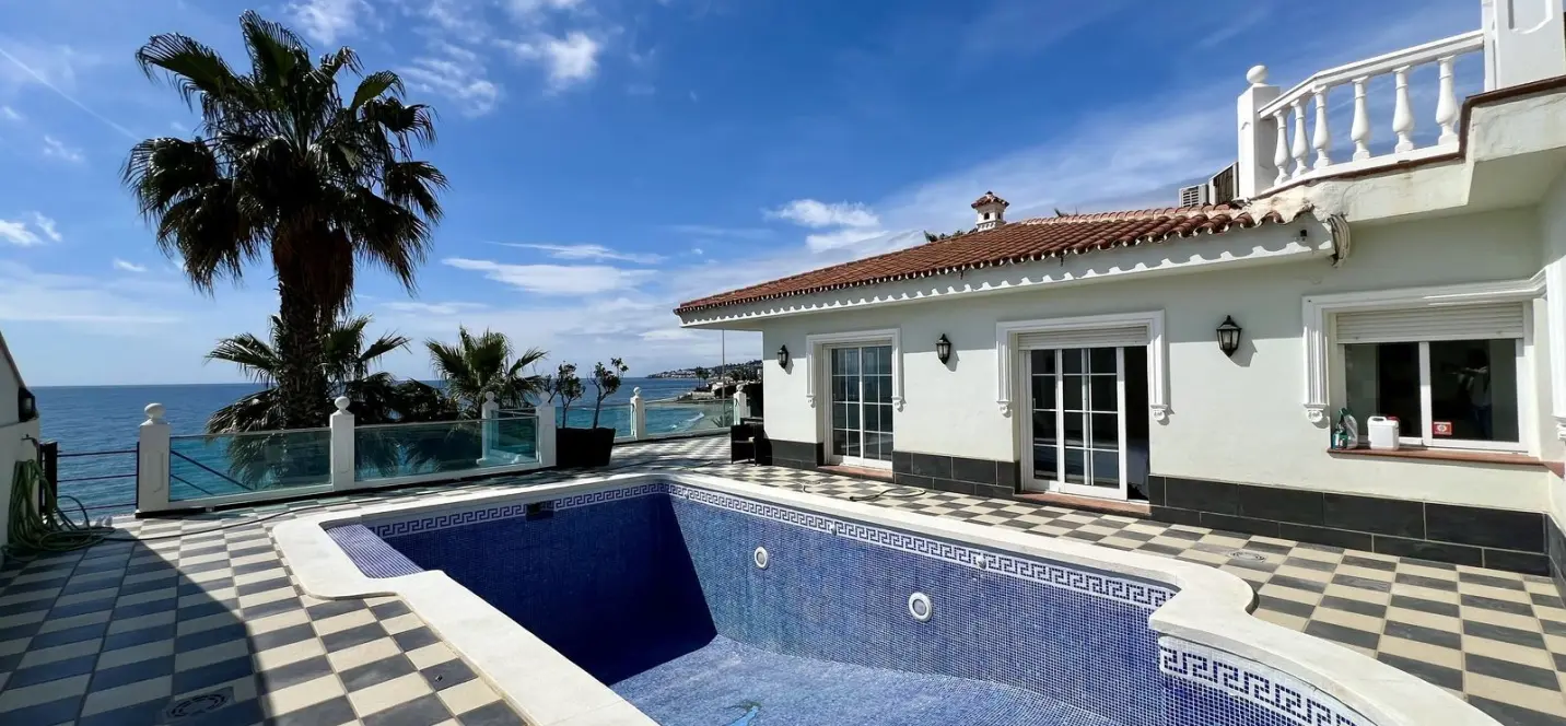 Sale of detached villa in El Chaparral 2