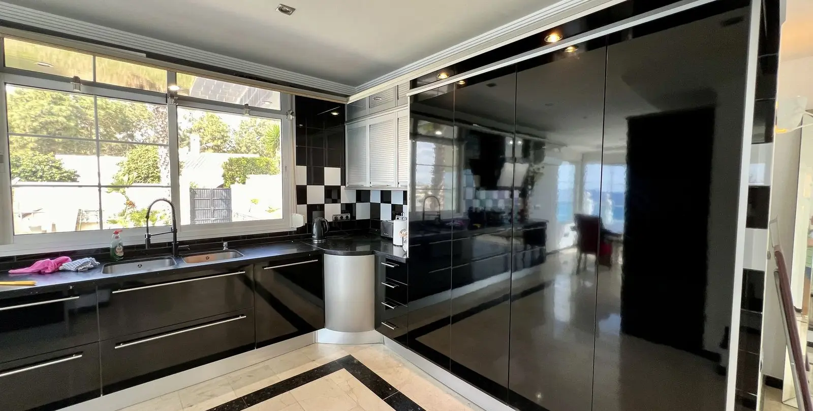 Sale of detached villa in El Chaparral 9