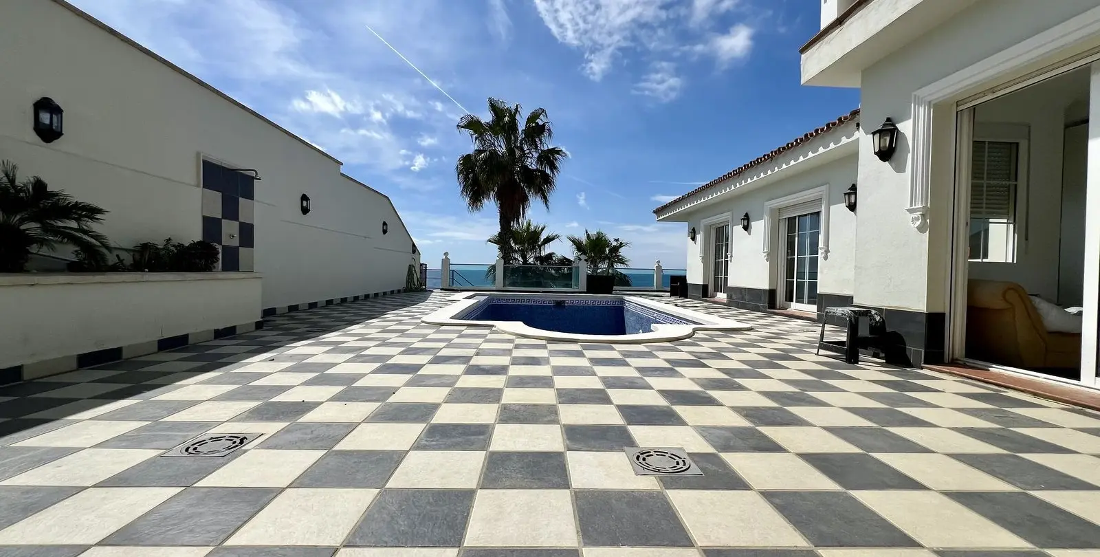 Sale of detached villa in El Chaparral 13