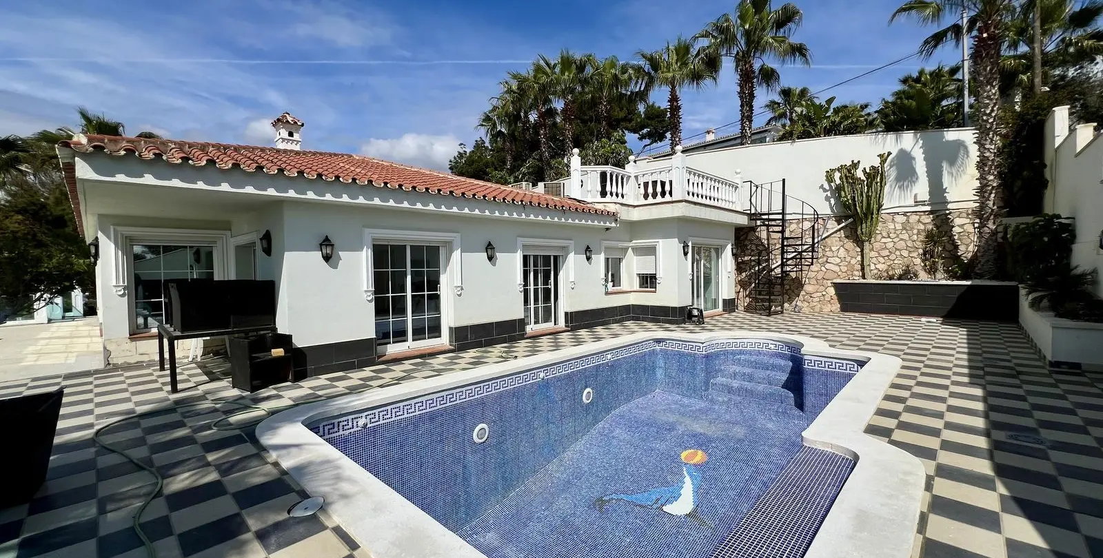 Sale of detached villa in El Chaparral 14