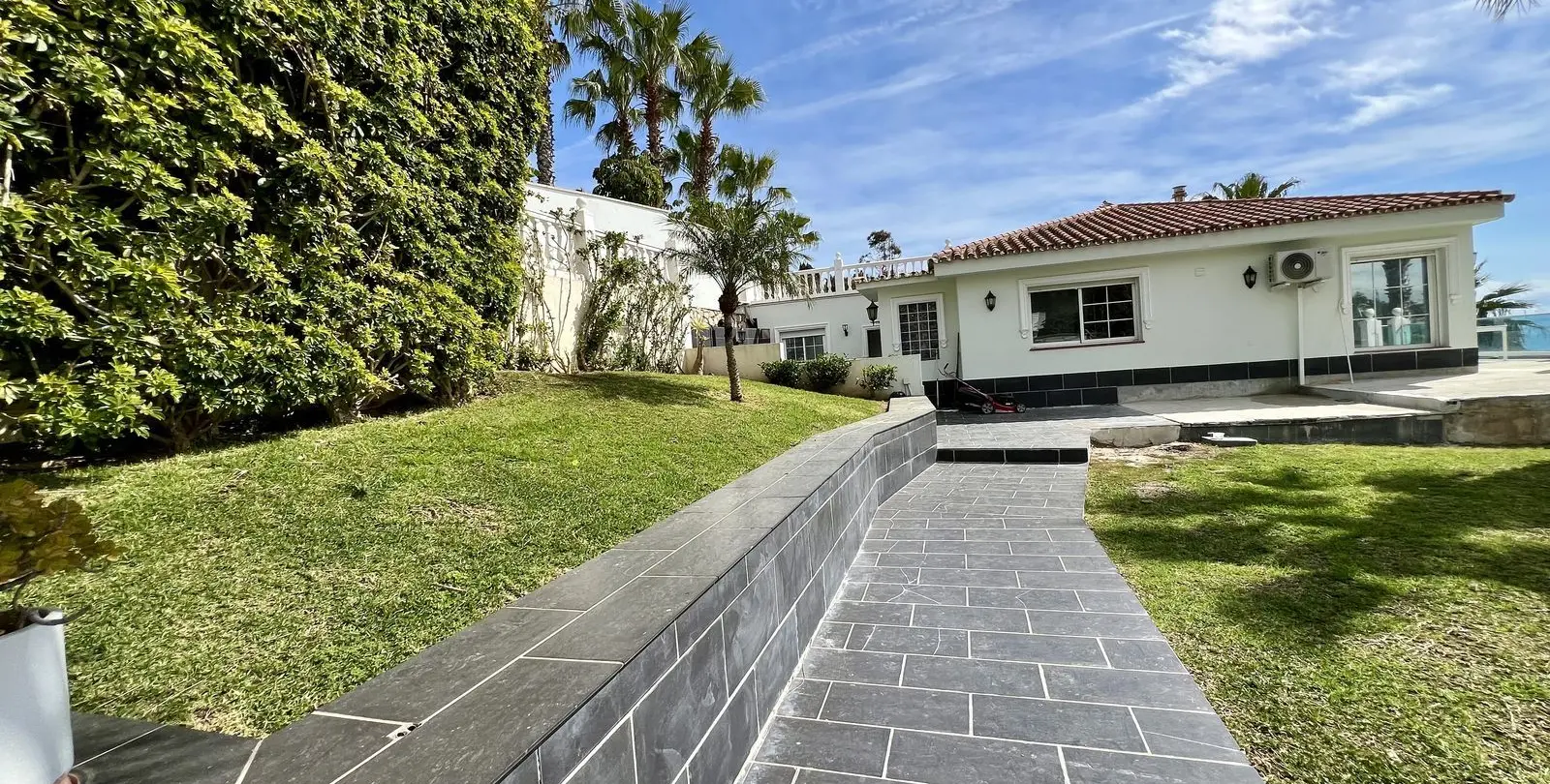 Sale of detached villa in El Chaparral 19