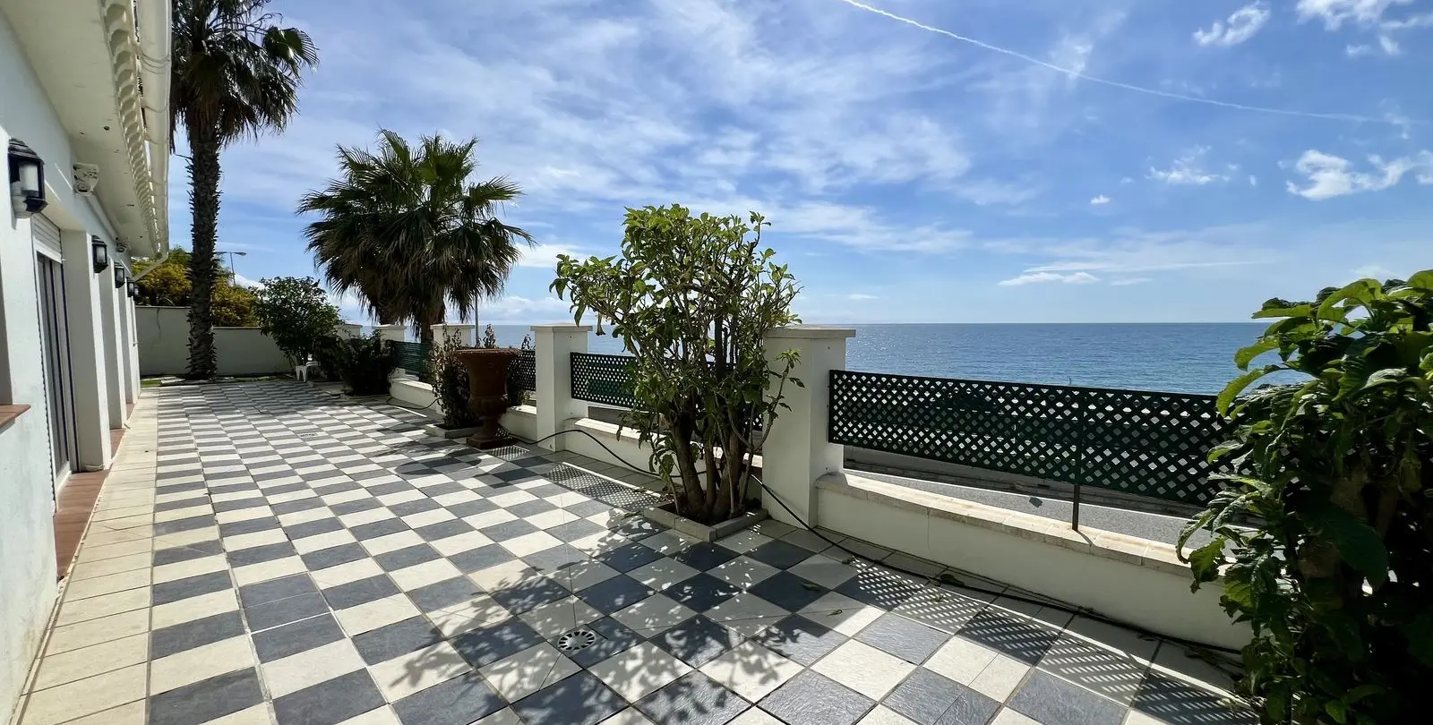 Sale of detached villa in El Chaparral 28