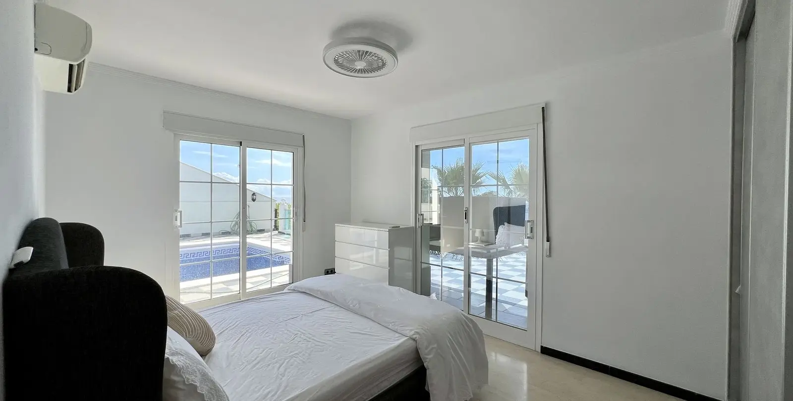 Sale of detached villa in El Chaparral 32