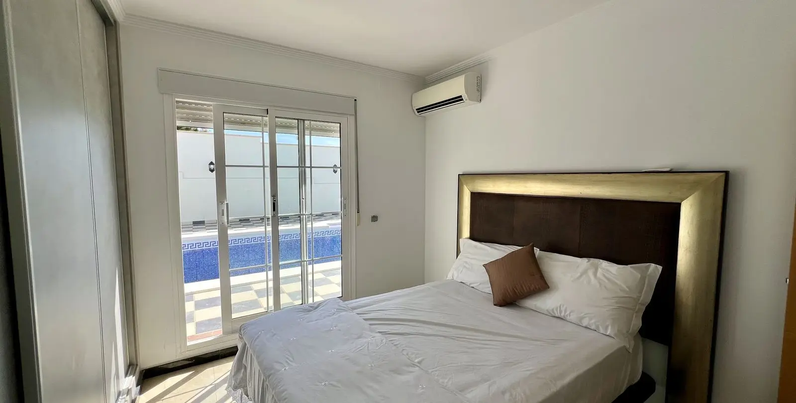 Sale of detached villa in El Chaparral 34