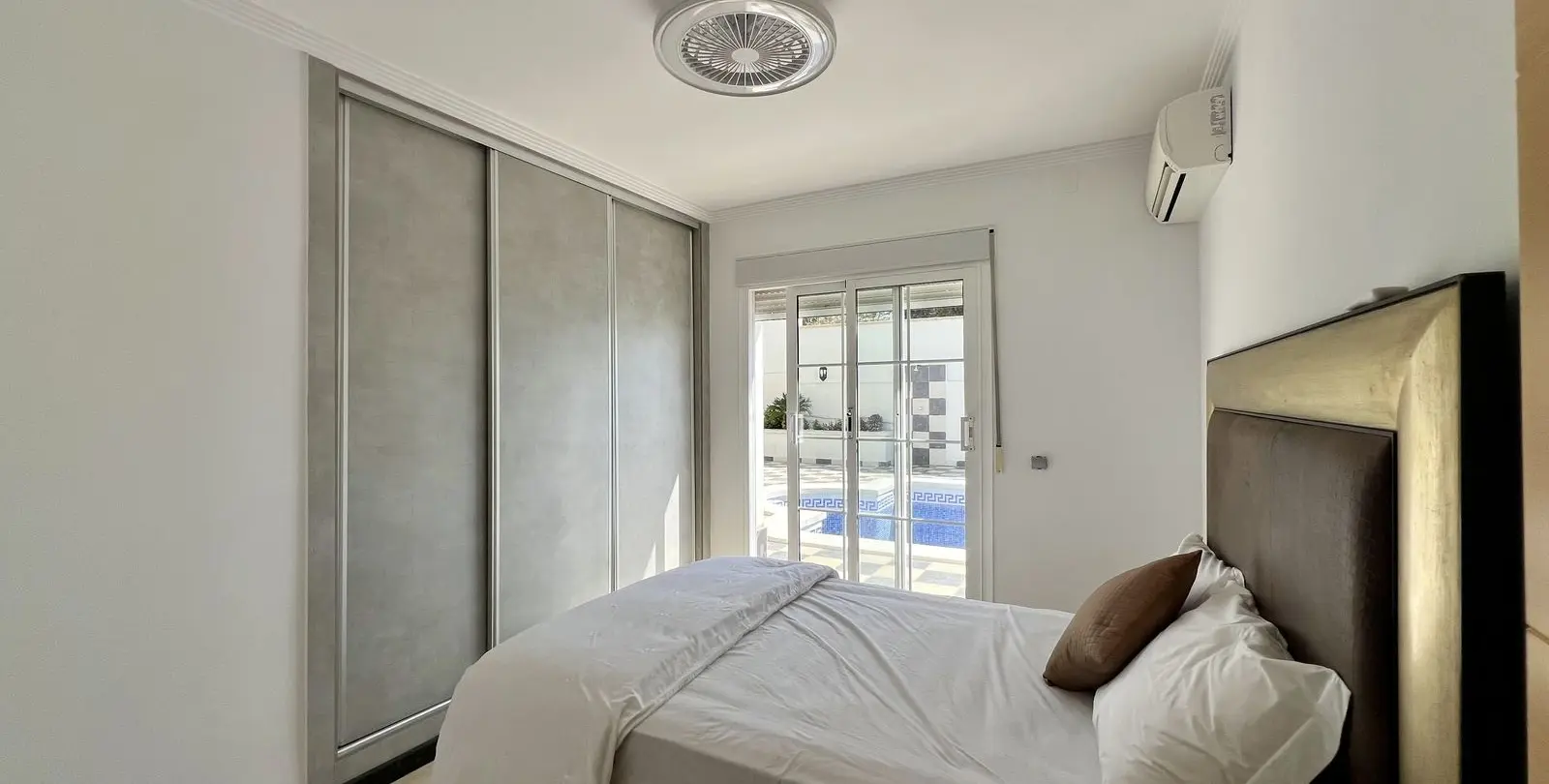 Sale of detached villa in El Chaparral 35