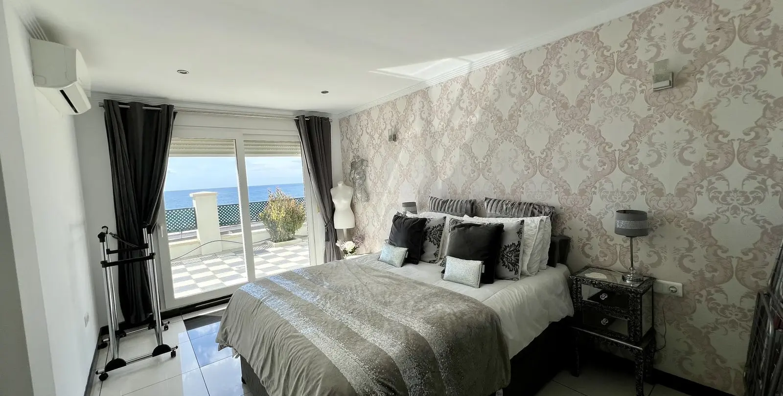 Sale of detached villa in El Chaparral 38