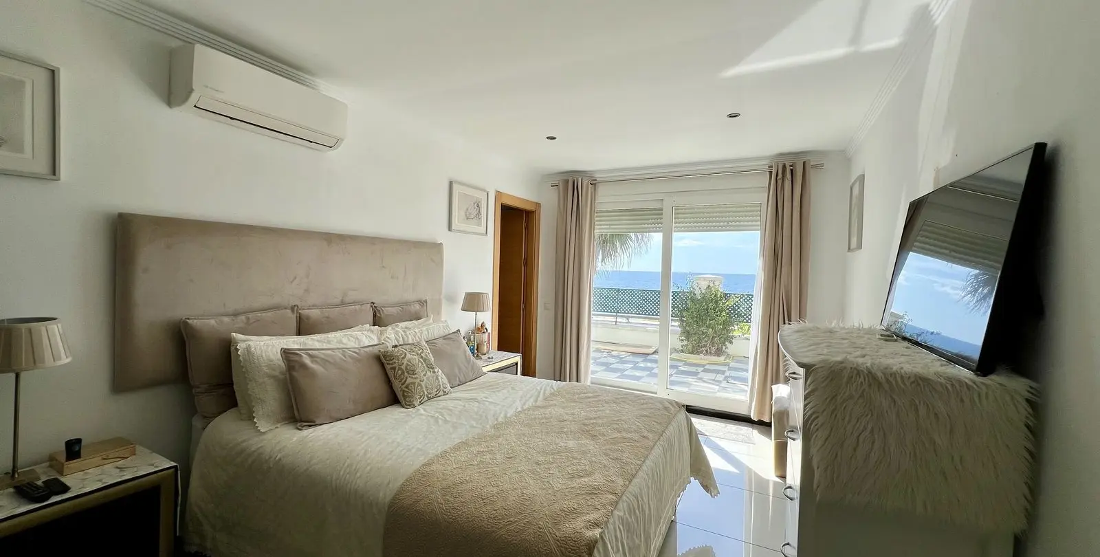 Sale of detached villa in El Chaparral 43