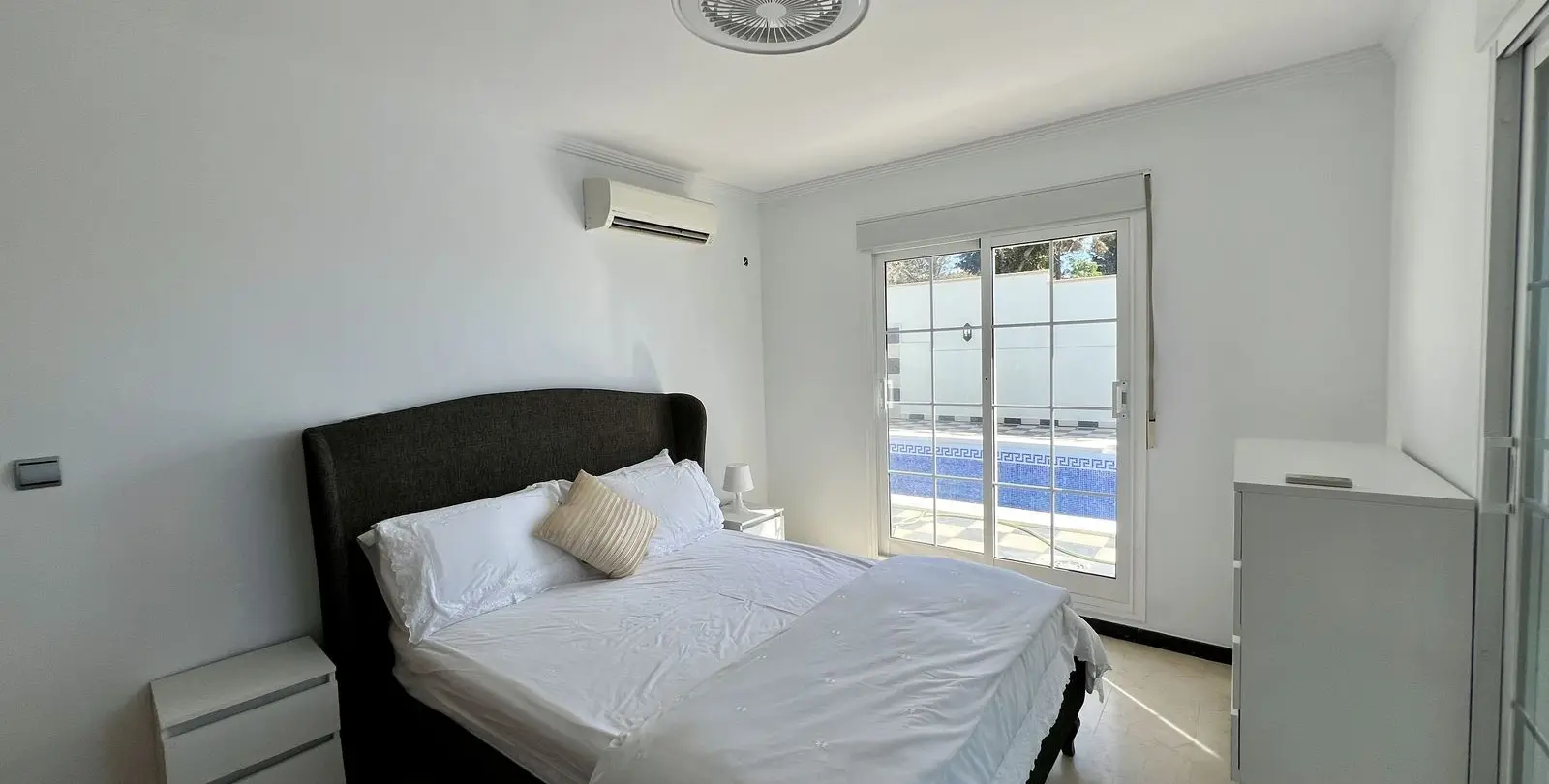 Sale of detached villa in El Chaparral 44