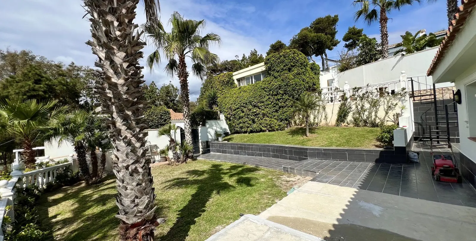 Sale of detached villa in El Chaparral 50