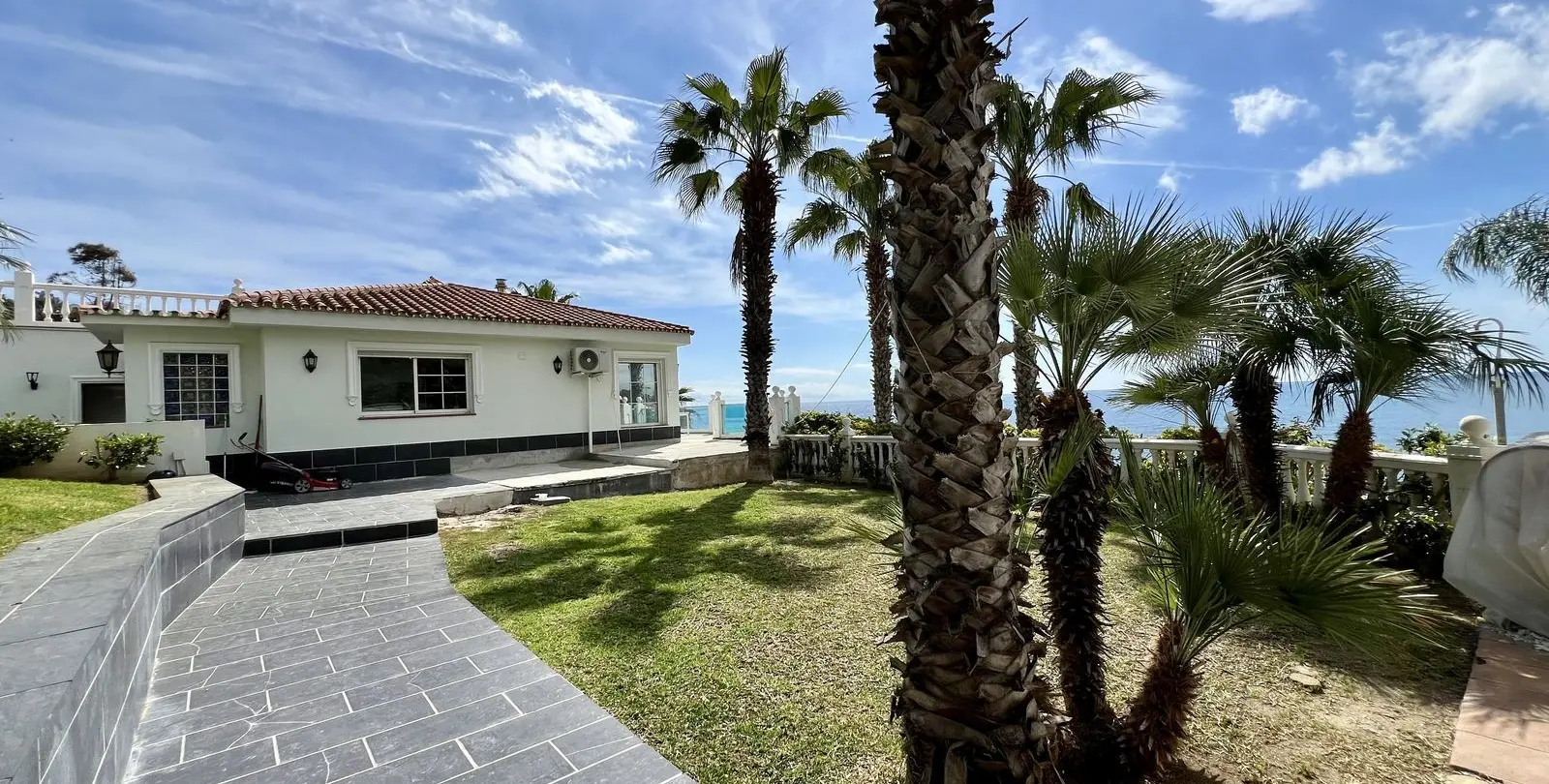 Sale of detached villa in El Chaparral 53
