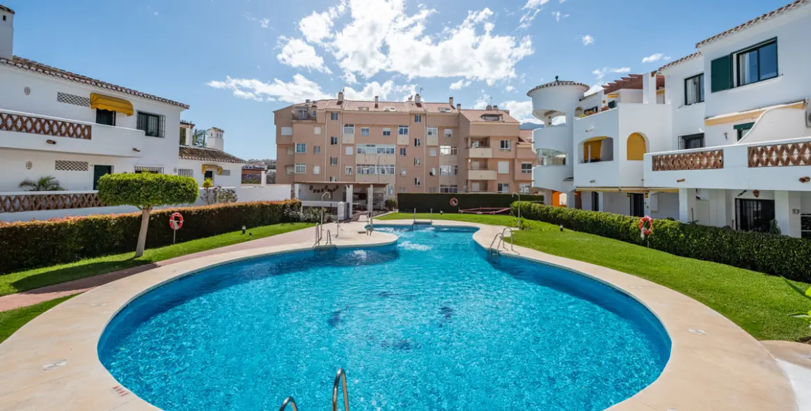 Sale of middle floor apartment in Benalmadena Costa 20