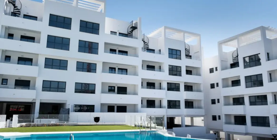 Venta de apartamento en planta media en Estepona 1