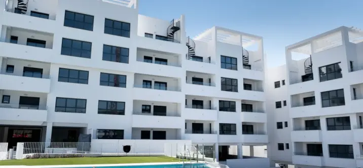 Venta de apartamento en planta media en Estepona 0