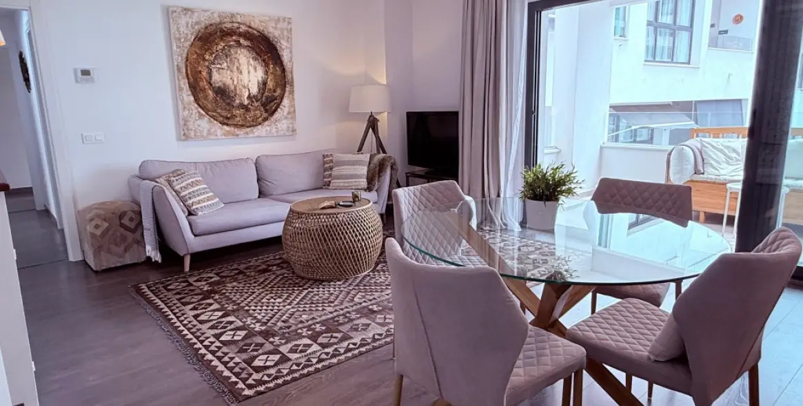 Venta de apartamento en planta media en Estepona 2