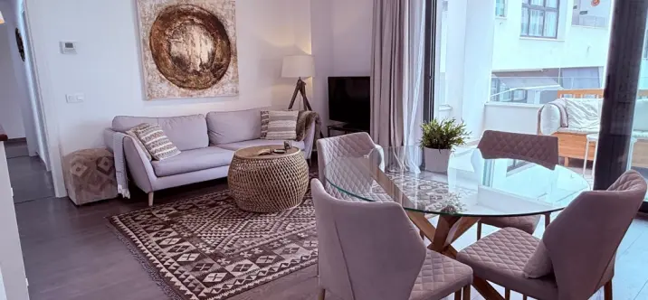 Venta de apartamento en planta media en Estepona 1