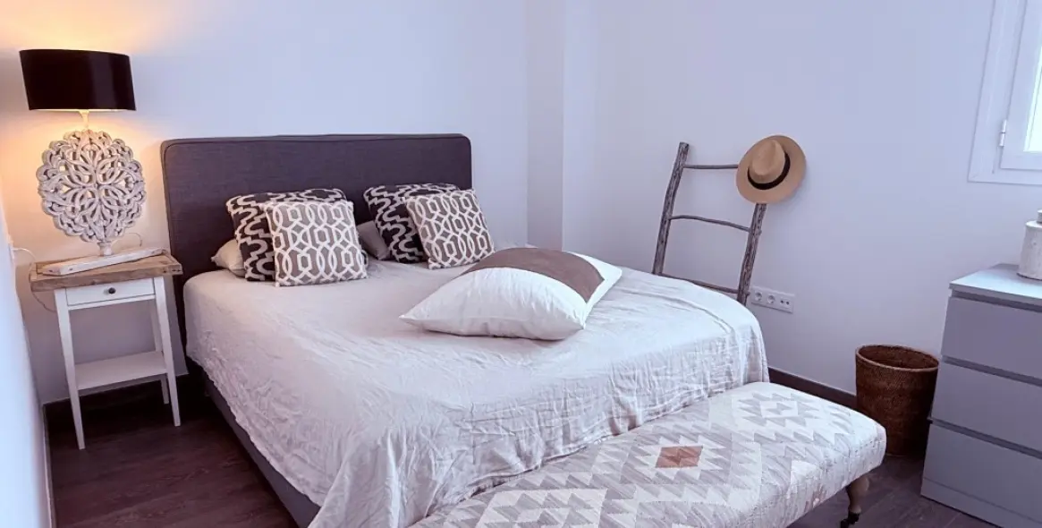Venta de apartamento en planta media en Estepona 3