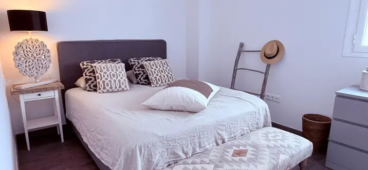 Venta de apartamento en planta media en Estepona 2