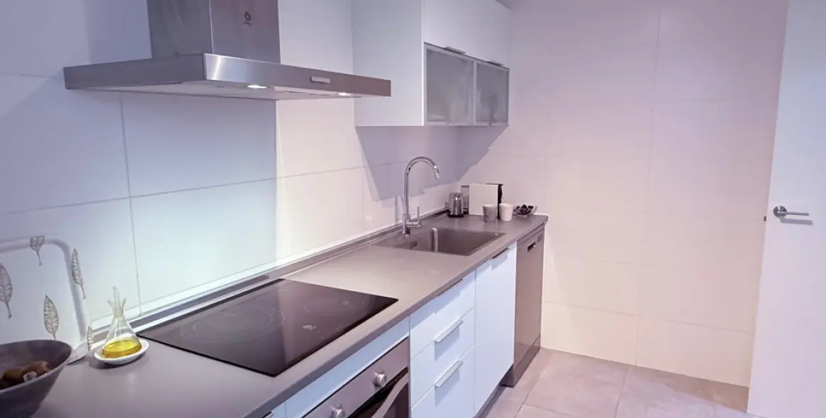 Venta de apartamento en planta media en Estepona 10