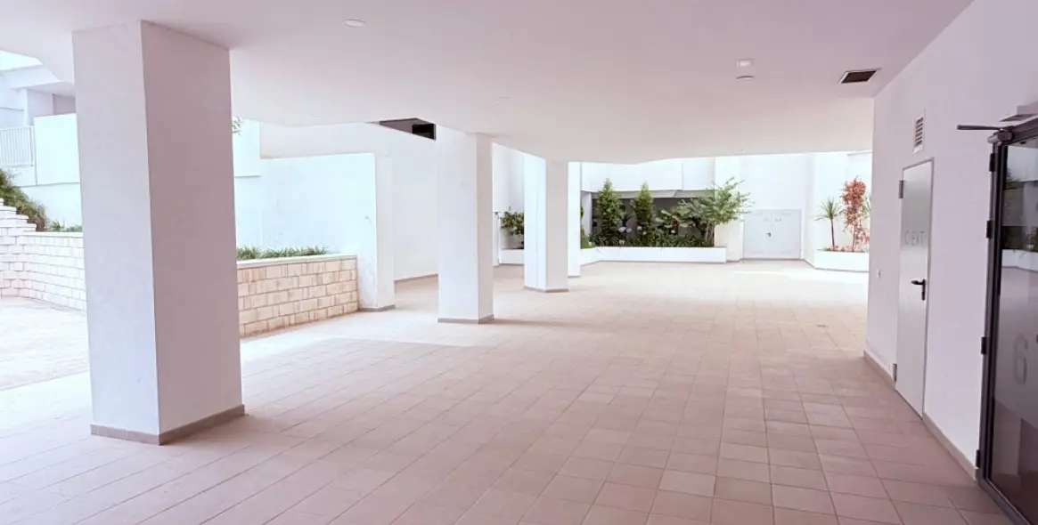 Venta de apartamento en planta media en Estepona 15