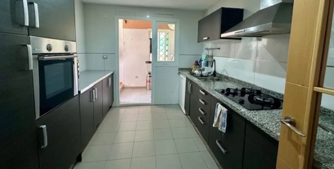 Продажа апартаментов на первом этаже в Estepona 6