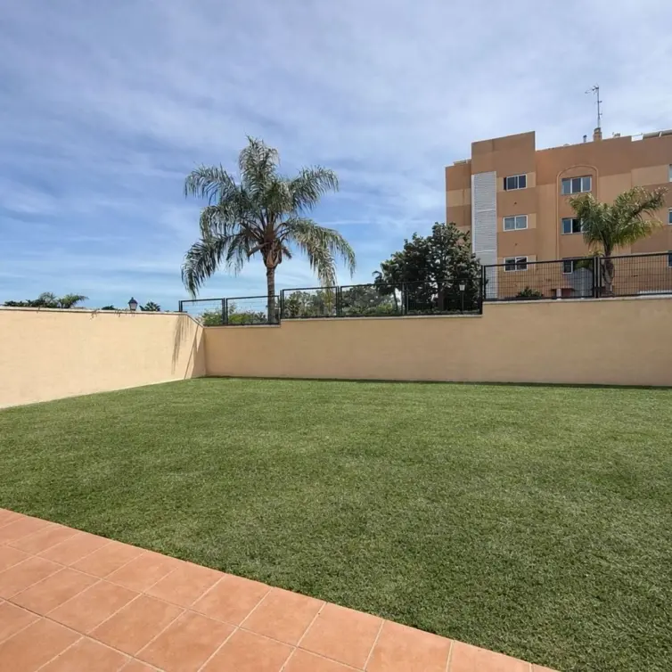 Продажа апартаментов на первом этаже в Estepona