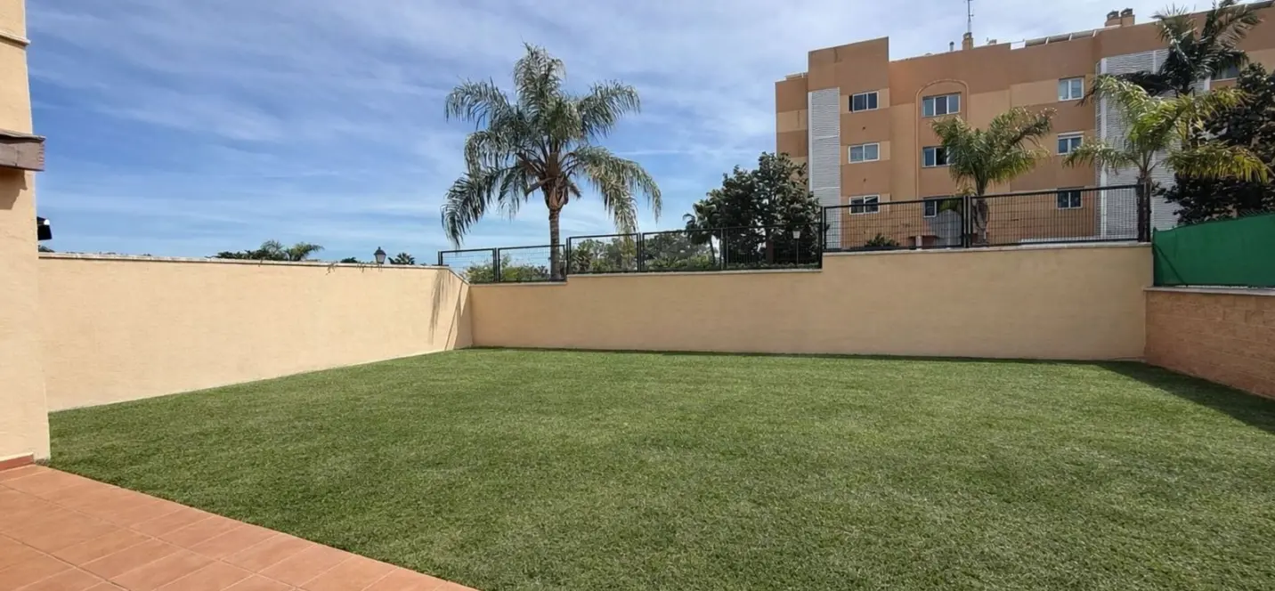 Продажа апартаментов на первом этаже в Estepona 0