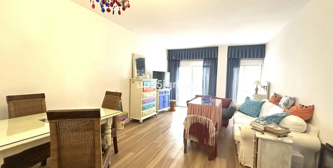 Venta de apartamento en planta media en Estepona 2