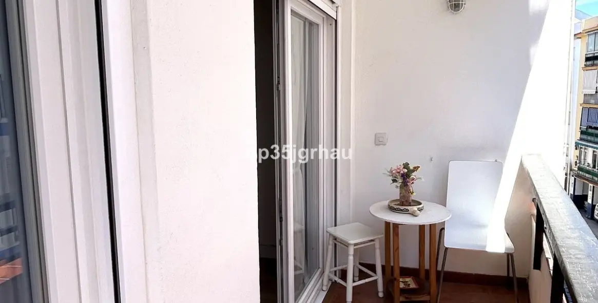 Venta de apartamento en planta media en Estepona 5