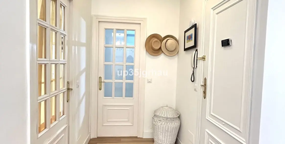 Venta de apartamento en planta media en Estepona 7