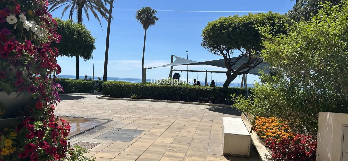 Sale of middle floor apartment in Estepona 0