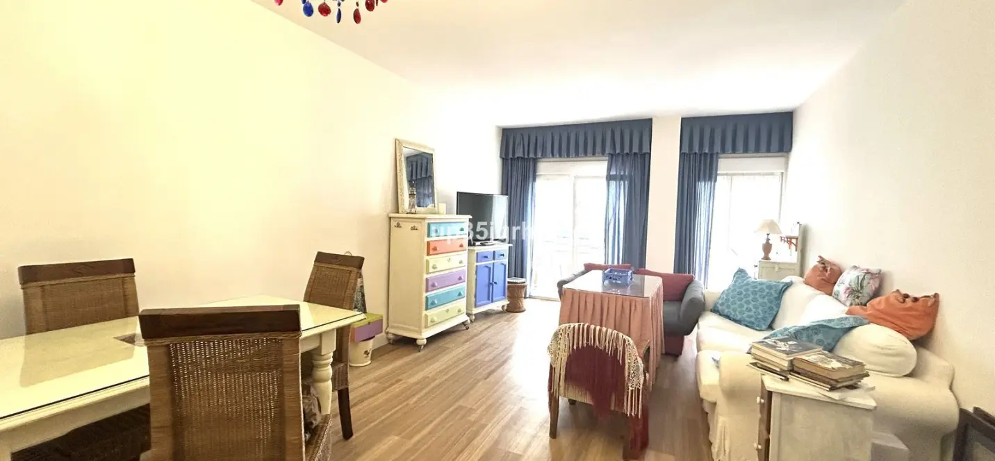 Sale of middle floor apartment in Estepona 1