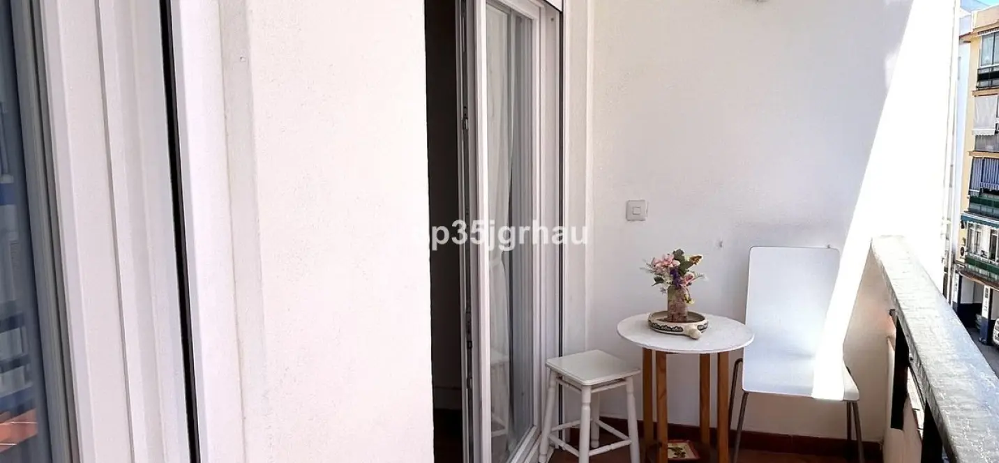 Sale of middle floor apartment in Estepona 4