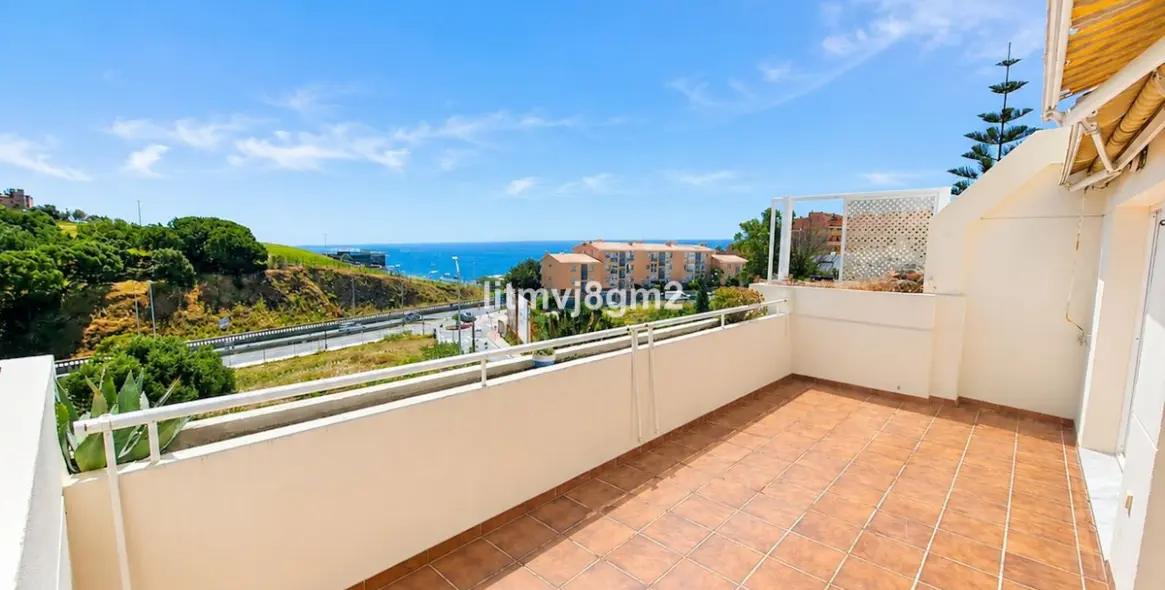 Sale of middle floor apartment in Fuengirola 1