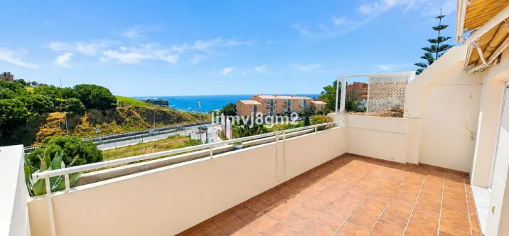 Sale of middle floor apartment in Fuengirola 0
