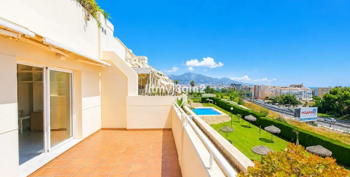 Sale of middle floor apartment in Fuengirola 2