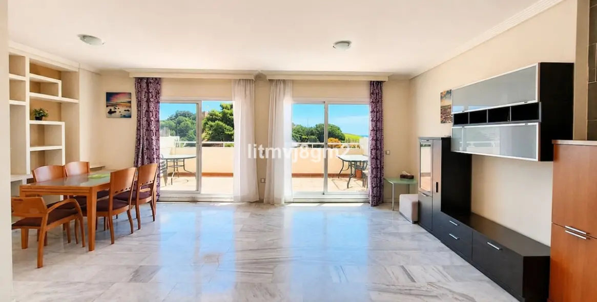 Sale of middle floor apartment in Fuengirola 3
