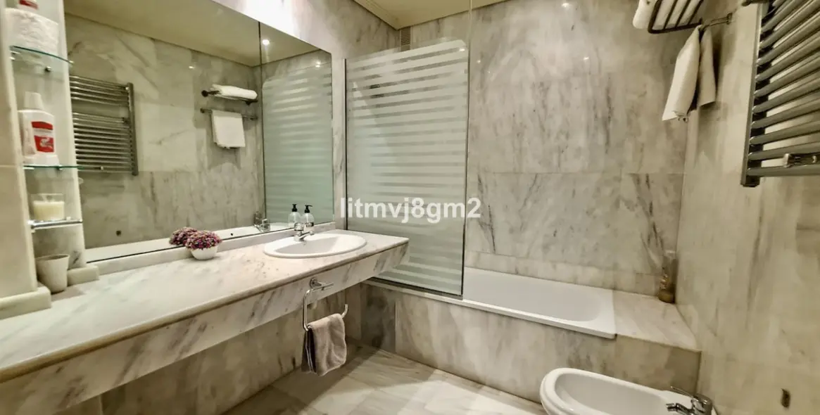 Sale of middle floor apartment in Fuengirola 8