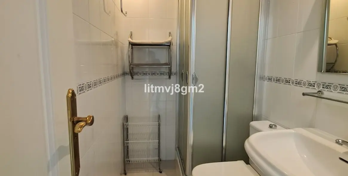 Sale of middle floor apartment in Fuengirola 10