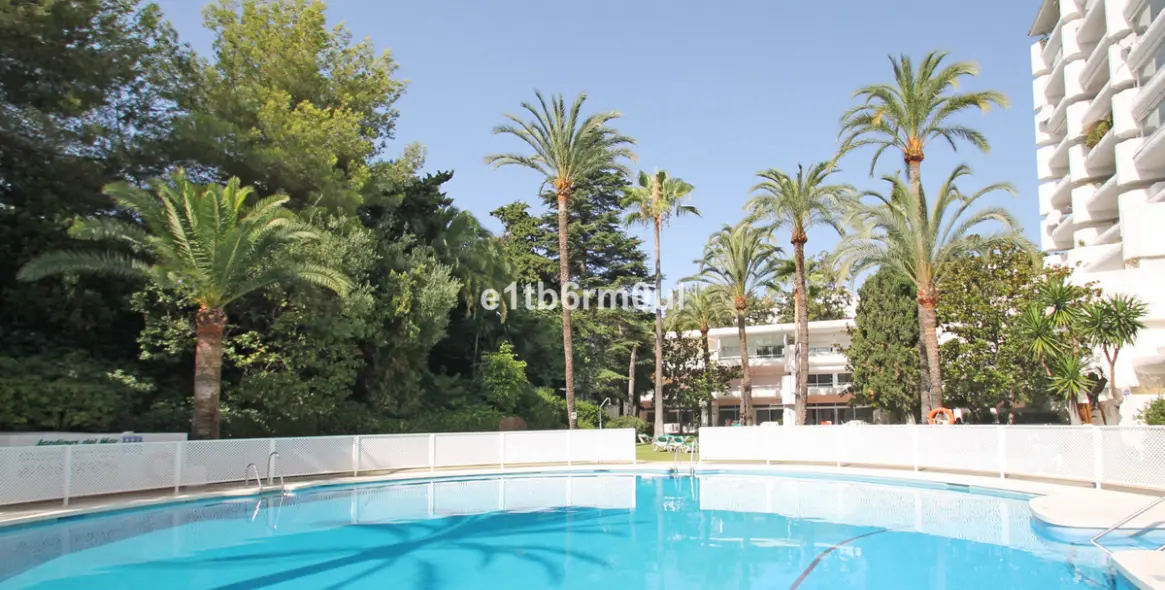 Sale of middle floor apartment in The Golden Mile 1