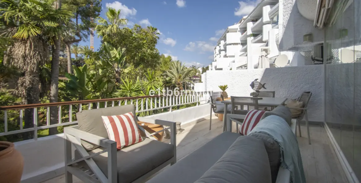 Sale of middle floor apartment in The Golden Mile 2